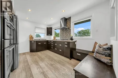 31 Old Lake Ridge Road Whitby ON L1P 1K1