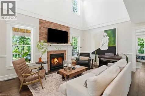 8 Woodward Avenue Dundas ON L9H 4J5