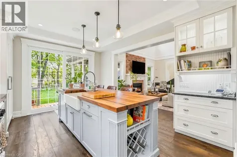 8 Woodward Avenue Dundas ON L9H 4J5