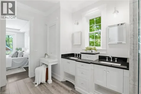 8 Woodward Avenue Dundas ON L9H 4J5