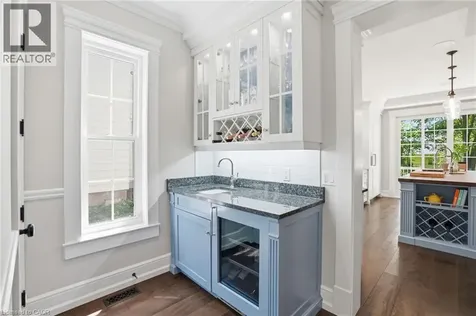 8 Woodward Avenue Dundas ON L9H 4J5