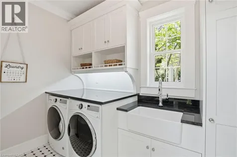 8 Woodward Avenue Dundas ON L9H 4J5