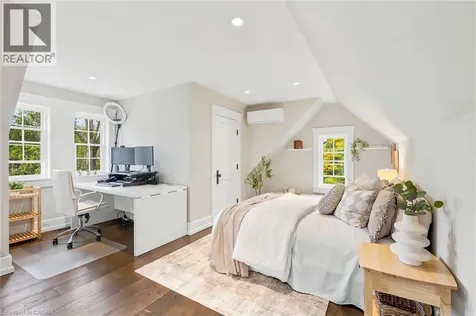 8 Woodward Avenue Dundas ON L9H 4J5
