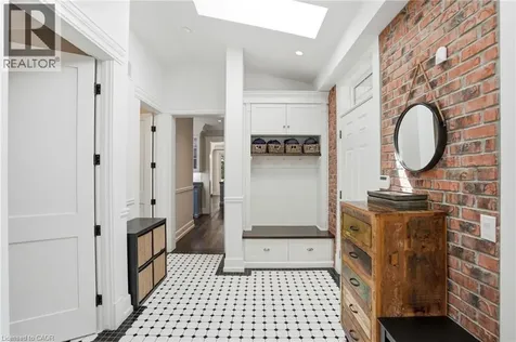 8 Woodward Avenue Dundas ON L9H 4J5