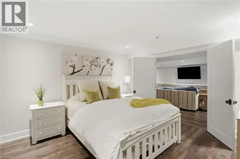 8 Woodward Avenue Dundas ON L9H 4J5