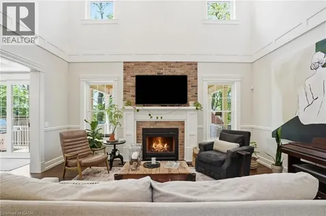 8 Woodward Avenue Dundas ON L9H 4J5