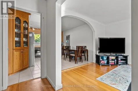 1237 Whitmore Avenue Ottawa ON K2C 2N6