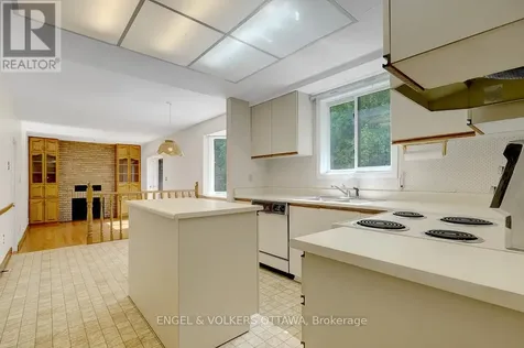 210 Cypress Court Ottawa ON K2H 8Z8