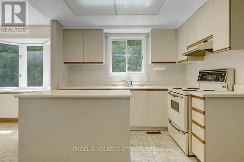 210 Cypress Court Ottawa ON K2H 8Z8