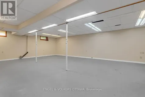 210 Cypress Court Ottawa ON K2H 8Z8