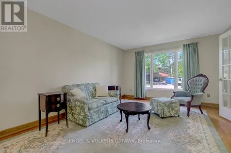 210 Cypress Court Ottawa ON K2H 8Z8