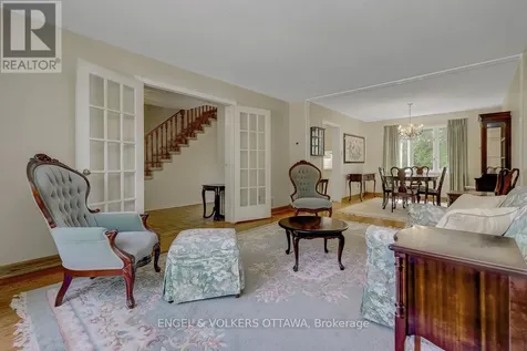 210 Cypress Court Ottawa ON K2H 8Z8