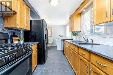 12 Selkirk Court Kitchener ON N2E 1M3
