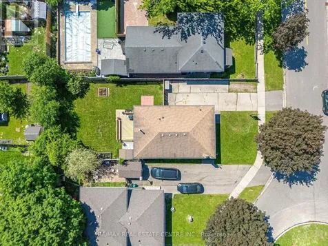 12 Selkirk Court Kitchener ON N2E 1M3
