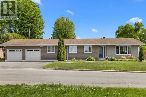 2 Lavina Crescent Ottawa ON K2H 7P2