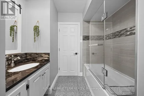 2 Lavina Crescent Ottawa ON K2H 7P2