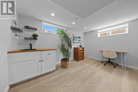 2 Lavina Crescent Ottawa ON K2H 7P2