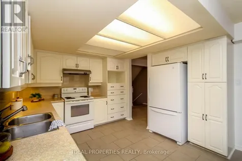 39 Huntings End Avenue Ottawa ON K2M 1R2
