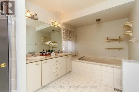 39 Huntings End Avenue Ottawa ON K2M 1R2