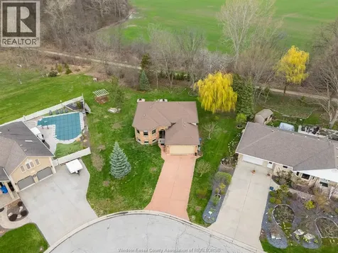 8020 Gardiner Crescent Mcgregor ON N0R 1J0