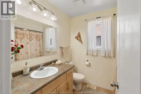 11294 Timber Bay Crescent Windsor ON N8R 2L2