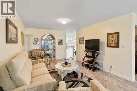 11294 Timber Bay Crescent Windsor ON N8R 2L2