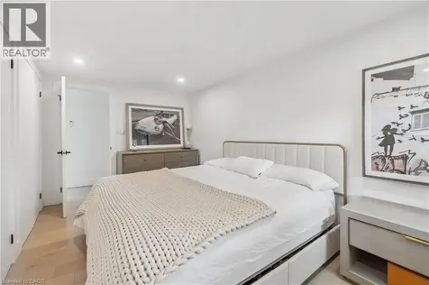 1182 Linbrook Road Oakville ON L6J 2L4