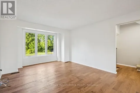 8 Gillespie Crescent Ottawa ON K1V 9X8