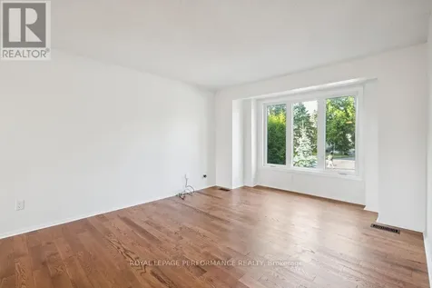 8 Gillespie Crescent Ottawa ON K1V 9X8