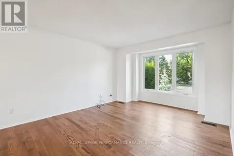 8 Gillespie Crescent Ottawa ON K1V 9X8