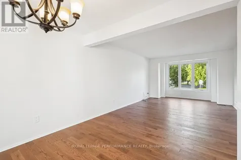 8 Gillespie Crescent Ottawa ON K1V 9X8