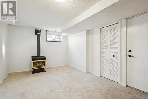 8 Gillespie Crescent Ottawa ON K1V 9X8