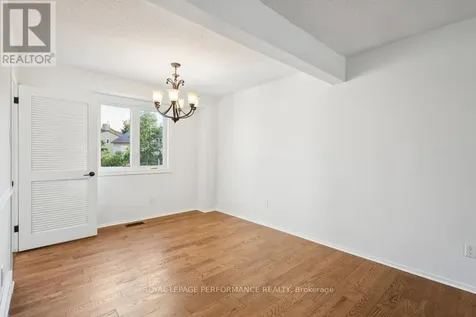 8 Gillespie Crescent Ottawa ON K1V 9X8