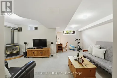 173 Whalings Circle Ottawa ON K2S 1S4