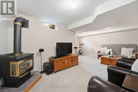 173 Whalings Circle Ottawa ON K2S 1S4