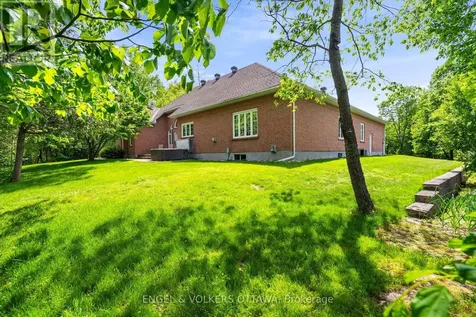 5 Countryside Green Ottawa ON K2R 1B5