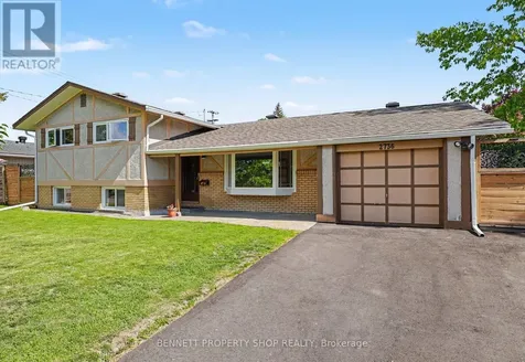 2736 Stone Crescent Ottawa ON K2H 6Z1