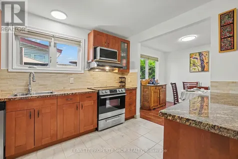 2736 Stone Crescent Ottawa ON K2H 6Z1