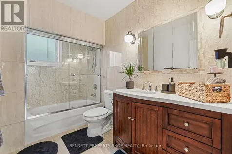 2736 Stone Crescent Ottawa ON K2H 6Z1