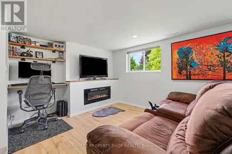 2736 Stone Crescent Ottawa ON K2H 6Z1