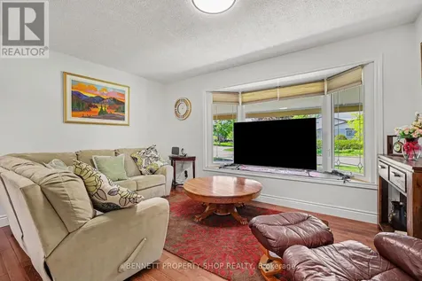 2736 Stone Crescent Ottawa ON K2H 6Z1