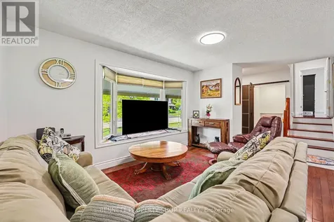 2736 Stone Crescent Ottawa ON K2H 6Z1