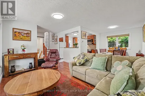 2736 Stone Crescent Ottawa ON K2H 6Z1