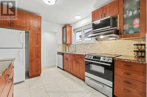 2736 Stone Crescent Ottawa ON K2H 6Z1