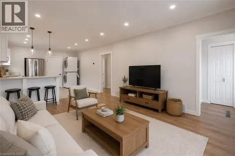 204 Glow Avenue Hamilton ON L8H 3W5