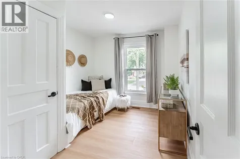 15 Barnesdale Avenue North Hamilton ON L8L 6R4