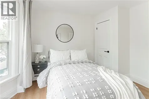 15 Barnesdale Avenue North Hamilton ON L8L 6R4