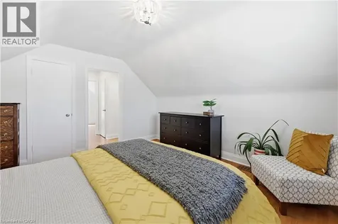 18 Ipswich Place Hamilton ON L8K 3E7
