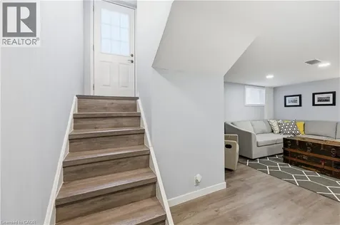 18 Ipswich Place Hamilton ON L8K 3E7