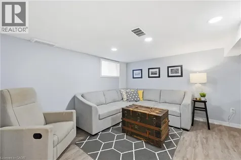 18 Ipswich Place Hamilton ON L8K 3E7